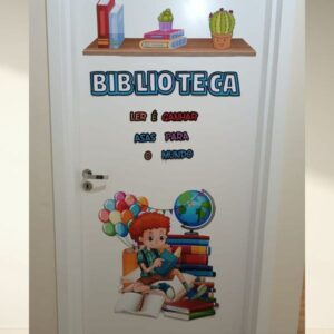 Decoração de porta biblioteca