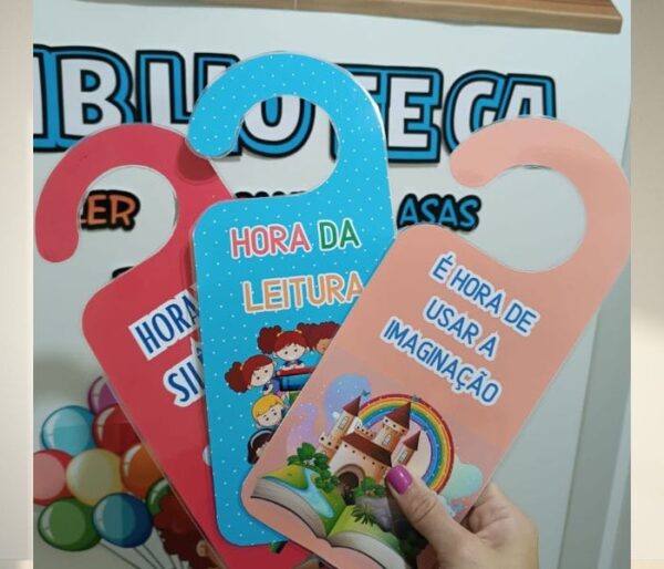 Decoração de porta biblioteca - Imagem 2
