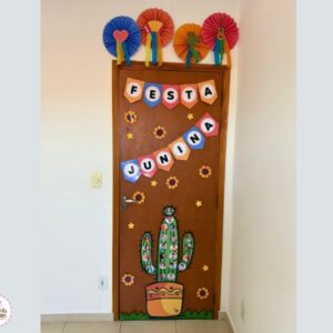 Decoração de Porta Junina com Cacto para Fotos